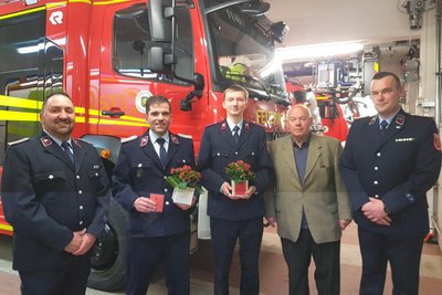Christian Damme und Nick Siegert (2. und 3. von links) sind jetzt offiziell Mitglieder der Auerbacher Stadtfeuerwehr. Moritz Zierold konnte zur Aufnahme nicht anwesend sein.