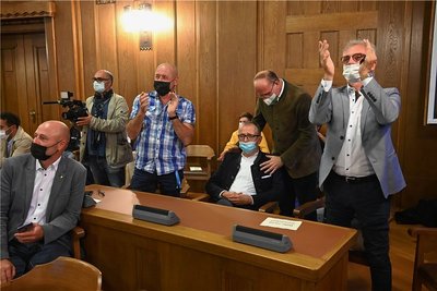 Grund zum Jubeln gab es für AfD-Bewerber Michael Klonovsky (sitzend) und Anhänger nur zu Beginn des Wahlabends. Im Vergleich zur Wahl 2017 verlor die Partei mehrere Tausend Stimmen.