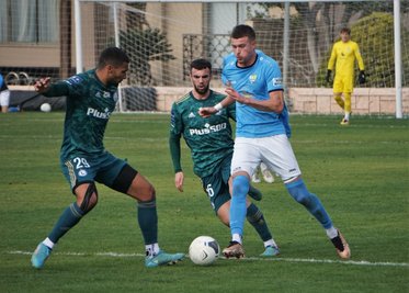 Hier versucht sich CFC-Akteur Kilian Pagliuca (r.) durchzusetzen.