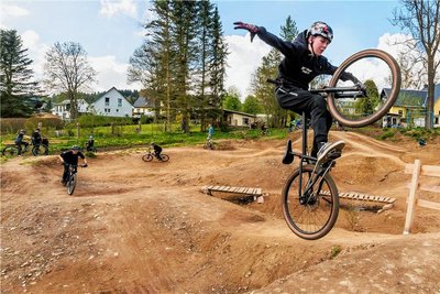 Der 13-jährige Nevio Scholz aus Neuhausen gehörte zu den ersten Nutzern des neuen Bike-Parks. 