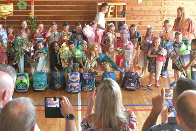 Dieser Fototermin bleibt unvergessen: Stolz stellten sich die Mädchen und Jungen aus einer der drei ersten Klassen an der Böhmeschule in Freiberg mit ihren Zuckertüten und Ranzen nach der Schulanfangsfeier fürs Foto auf.