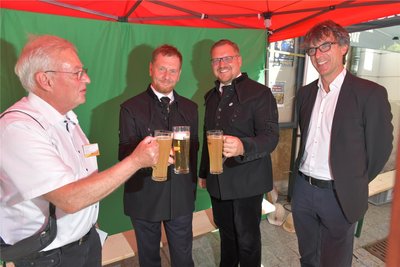 Ministerpräsident Michael Kretschmer und Welterbeverein-Geschäftsführer Steve Ittershagen (2./3. v.l.) stoßen auf fünf Jahre Montanregion an (r. Freibergs Domkantor Albrecht Koch).