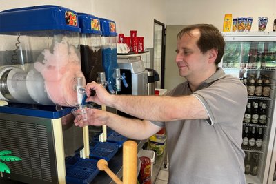 Eric Pohlers zapft ein frisches Slush-Eis im Freibad Wittgensdorf.