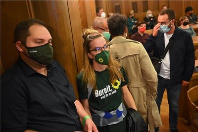 Verhaltene Freude bei den Grünen (rechts Direktkandidatin Karola Köpferl): Trotz deutlicher Zugewinne blieben sie erneut einstellig. 