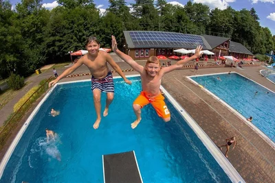 Kaum ein Sommer machte mit seinen heißen Temperaturen öfter Lust auf einen Sprung ins kühle Nass. Nic (12, links) und Stanley (11) machen das im Freibad Zwönitz vor. 