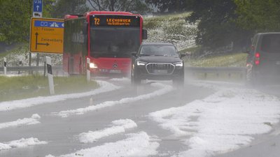 Schwere Unwetter mit jede Menge Hagel ziehen seit den Abendstunden durch Südbayern. Betroffen vor allem die alpennahen Gebiete. Eine Superzelle zog von Füssen quer nach Garmisch-Partenkirchen. Im Gepäck kein Schnee sondern regelrechte Hagelmassen. Besonders heftig traf es die Ortschaft Ried am Forggensee. Ein Radlader war im Einsatz, um den Hagel von der Straße zu beseitigen. Eine Radfahrerin wurde völlig vom Hagel und den Massen überrascht. Ich konnte mich noch unter einer Plane unterstellen, dann fing es an zu Hageln. Man könnte jetzt Ski fahren, erzählt sie. Der Hagel türmt sich auch auf der B 16 bis zu 50 cm hoch. Eine weiße Idylle am Forggensee - es ist keine Winterlandschaft. In Tutzing stand die Straße im Ortskern un