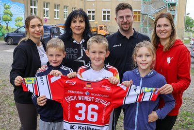 Ein Trikot symbolisiert die Zusammenarbeit: Die Erich-Weinert-Schule ist Eispiraten-Partnerschule.