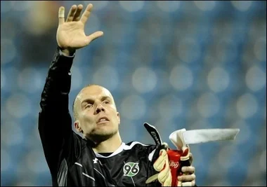 Fußball-Nationaltorwart Robert Enke ist tot. Der für Hannover 96 spielende Enke hatte erst kürzlich nach einer rätselhaften Infektionserkrankung und neun Spielen Pause sein Comeback in der Bundesliga gegeben. Der Torwart galt bis zu dieser Erkrankung als Favorit auf den Posten des Stammtorwarts in der Nationalmannschaft für die WM 2010 in Südafrika. (Archivfoto)