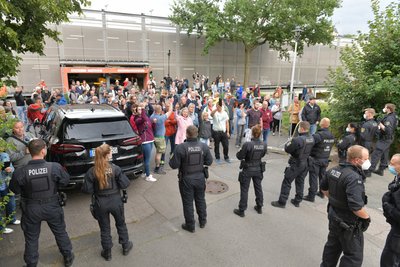 Zahlreiche Frauen und Männer machten vor dem Veranstaltungsort teilweise mit Trillerpfeifen auf ihren Protest gegen die Coronaregeln aufmerksam. 