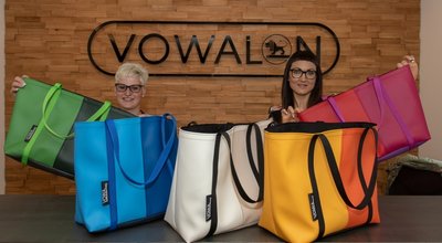 Diese Taschen der Firma Vowalon aus Treuen - das Archivbild zeigt Geschäftsführerin Mareen Götz (rechts) und Mitarbeiterin Stefanie Pawlik - könnten im Regionalkaufhaus erhältlich sein. 