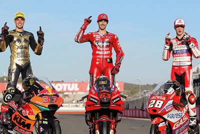 Die drei Weltmeister der Saison: Moto2: Augusto Fernandez aus Spanien, MotoGP: Francesco Bagnaia aus Italien, Moto3: Izan Guevara aus Spanien (v.l.) . 