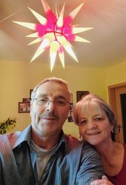 Gabi und Achim Döbrich aus Elsterberg leben in der Ukraine. Der leuchtende Schmuck bereitet ihnen etwas Freude inmitten des Krieges. 