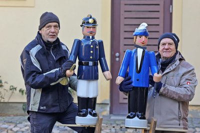 Bernd Richter (links) und Vereinschef Christian Schwalbe holen die neuen Figuren für ein Foto aus dem Depot.
