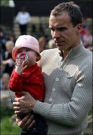 Robert Enke hinterlässt seine Ehefrau Teresa und die acht Monate alte Tochter Leila, die das Paar im Mai adoptiert hatte. Die Enkes hatten ihre leibliche Tochter Lara, die mit einem schweren Herzfehler auf die Welt gekommen war, im September 2006 im Alter von zwei Jahren verloren. Das Archivfoto zeigt Enke mit seiner herzkranken Tochter Lara im Mai 2006.