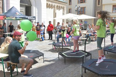 Tanz, Musik und viele Angebote, um die Montanregion Erzgebirge/Krušhnohoři zu entdecken, bestimmen am Samstagnachmittag das bunte Treiben rund um die Freiberger Nikolaikirche.