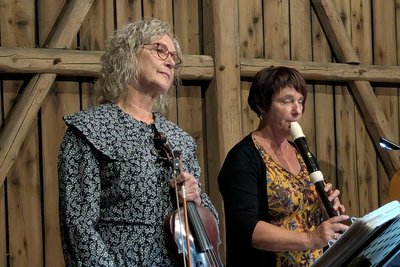 Astrid Ring (l.) an der Geige und Kerstin Theurich an der Flöte geben den Songs den typischen Folk-Charakter.