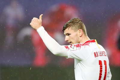 Leipzigs Doppeltorschütze Timo Werner bedankt sich für eine Vorlage.