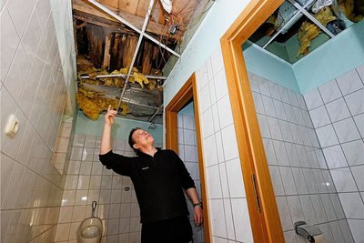 Michael Zahn zeigt die marode Decke der Innentoilette. 