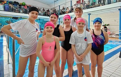 Gute Laune am Beckenrand: Beim Kükenschwimmen in Roßwein gewann die junge VfA-Staffel am Ende Bronze. 