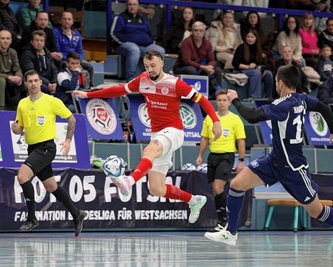 HOT-05-Kapitän Christopher Wittig (rotes Trikot) mit einer seiner dynamischen Aktionen: Die Partie gegen den Hamburger SV am Samstagnachmittag war Werbung für den Futsalsport. 