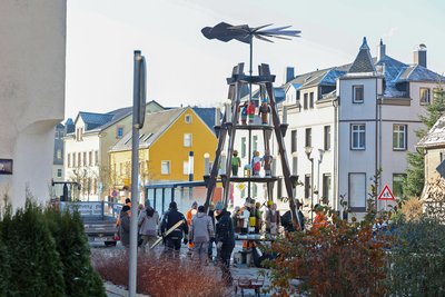 Siebzehn gedrechselte und geschnitzte Figuren bevölkern die Pyramide in Gersdorf.