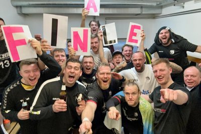 Kabinenparty bei den Handballern des BSV Limbach-Oberfrohna nach dem Einzug ins Halbfinale des Landespokals.