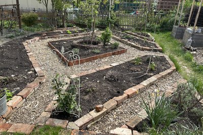 Im naturnah angelegten Garten setzen Vanessa und Ferdinand auf heimische Pflanzen, Mulchwege und nachhaltige Bewirtschaftung.