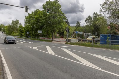 Die Grenzbrücke befindet sich direkt an der B 95 in Oberwiesenthal.