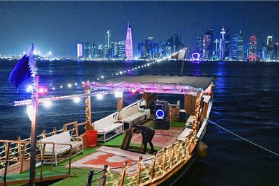Eine Dhau, ein Segelschiffstyp, liegt vor der Skyline von Doha, der Hauptstadt von Katar. Am Sonntag beginnt hier mit dem Eröffnungsspiel die Fußball-Weltmeisterschaft. 