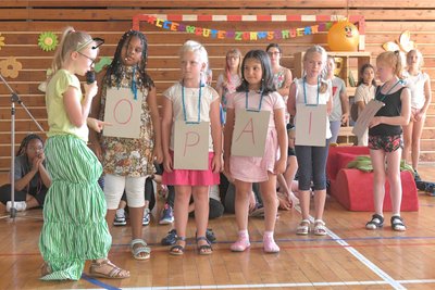 Mit ihrem bunten Programm stimmten die älteren Schüler die „Neuen“ an der Böhmeschule in Freiberg auch auf das Lesenlernen ein.