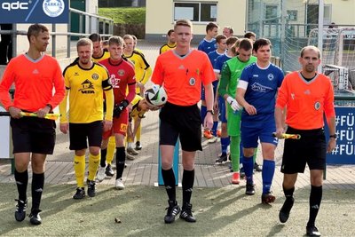 Beim jungen Aufsteiger-Team SV Barkas Frankenberg (rechts) gelang dem VfB Auerbach II ein 3:1-Sieg. Der VfB verstärkte sich auch durch A-Jugendspieler.