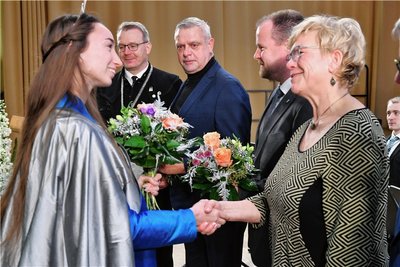 Silberstadtkönigin Celine I. gratulierte in der Nikolaikirche Freiberg den Bürgreisträgern vom Lichtpunkt e.V. 