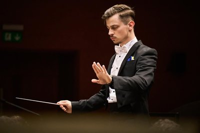 Pawel Serafin ist Chor- und Orchesterdirigent.