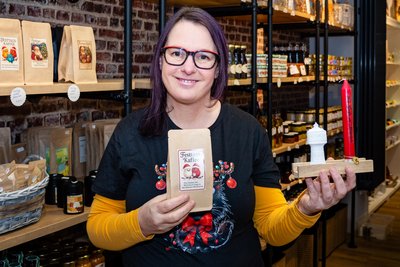 Madlen Seigerschmidt verkauft in „Karlo“ in Mittweida regionale Spezialitäten wie Kaffee oder Nudeln.