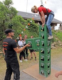 In die Höhe ging es auch für Melissa Nitschke beim Bierkastenklettern.