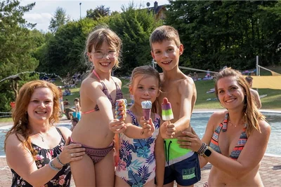 Im Freibad Gelenau fühlen sich (von links) Mandy Haustein, Valeska (10), Marah (5), Malte (9) und Conny Misch wohl. Sie sind Stammgäste im Freibad, den Kindern gefällt unter anderem die Rutsche.