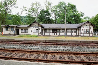 Die Bahnstrecke Gera-Weischlitz durchs idyllische Elstertal - hier am Halt Barthmühle nahe der Elsterbrücke.