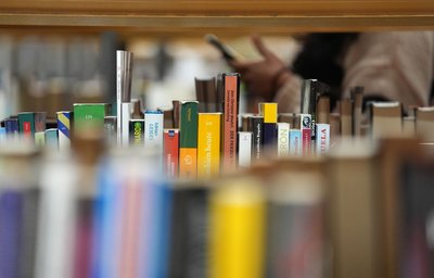 Bücher werden lebendig: Das Projekt "Kilian/Julian" bringt Kultur in Sachsens Bibliotheken und lässt Kinder auf Theater, Puppenspiel und Musik treffen. (Symbolbild)