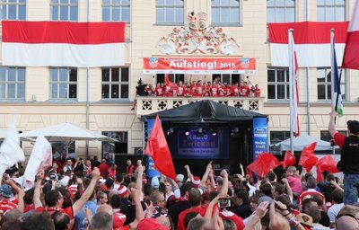Auf dem Rathausbalkon ließ sich die Mannschaft in ihren frisch übergestreiften Triple-Trikots (Regionalliga-Meister, Qualifikation für DFB-Pokal, Aufstieg in 3. Liga) von Tausenden Zwickauer Anhängern feiern. 