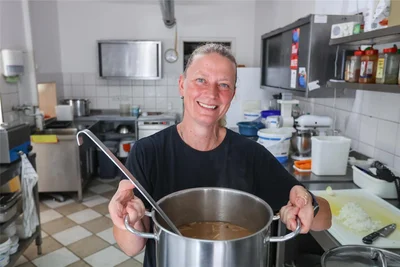 Daniela Schreiner hat 2013 als Köchin in der Suppkultur angefangen und das Ecklokal 2015 übernommen. Eins der beliebtesten Gerichte ist Linsensuppe.