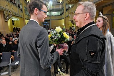 Lennard Roth (l.) wird von OB Sven Krüger zum Neujahrsempfang in Freiberg mit dem Jugendpreis 2022 geehrt. 