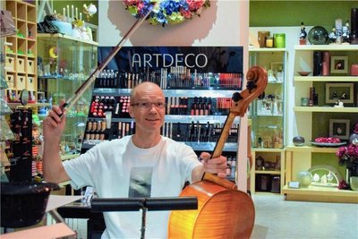 Der Orchestermusiker Peter Manz spannte einen Bogen über fünf musikalische Jahrhunderte.