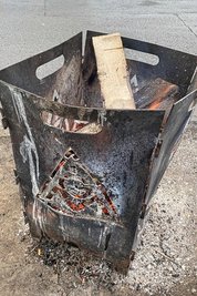 Der Feuerkorb der Streikwache am Werktor. Er hat schon etwas gelitten.