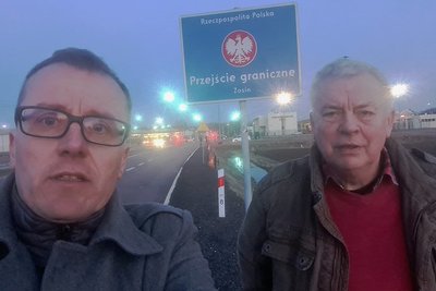 Der Vorsitzende des Vereins Partnerschaft zur Ukraine, Karl-Ernst Müller (r.), mit Alexander Krauß am Grenzübergang Zosin. 
