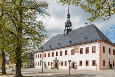 Die im Rathaus erarbeiteten Kita-Schließungspläne stoßen bei Eltern auf Kritik.