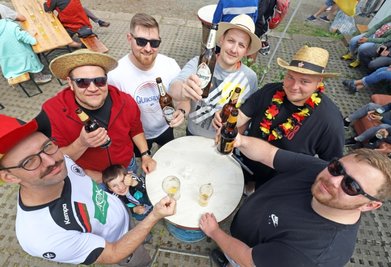 So geht Männertag: Diese fröhlichen Herren, Mitglieder der Freiwilligen Feuerwehr Großschirma, zeigen, wie man den Durst löscht. 