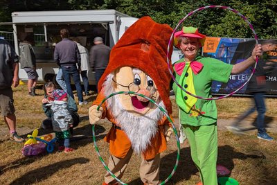 Familienspaß mit Zwerg und Manuela beim Insects-and-Spiders-Festival in Börnichen.