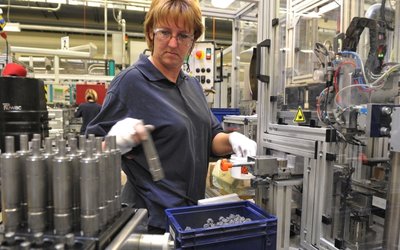 Frau befüllt Treibsätze