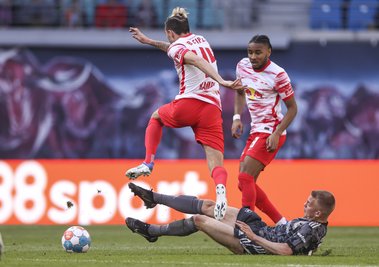 Leipzigs Spieler Kevin Kampl überspringt Unions András Schäfer, rechts Leipzigs Christopher Nkunku.