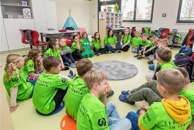 Die 20 Drittklässler von Lehrerin Sabrina Emmrich freuen sich über ihr neues Klassenzimmer. Gemeinsam überlegen sie, was ihnen hier besser gefällt als in ihrer alten Schule im Ortsteil Waldkirchen. 